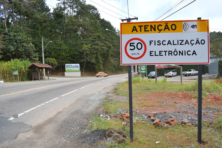 Sem aviso, mas com regra: placas de fiscalização eletrônica não são mais obrigatórias