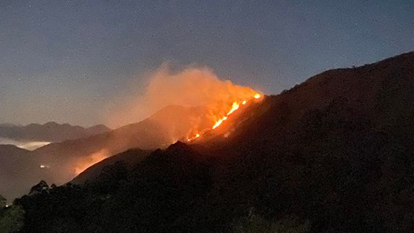 O fogo no Pico do Caledônia (Foto: Vagner Moraes)