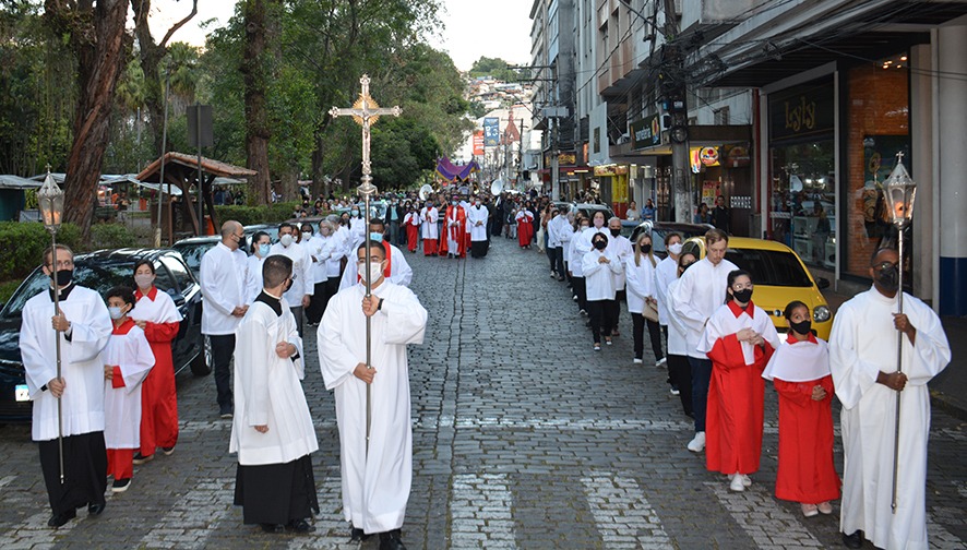 A procissão pelas ruas do Centro (Fotos de Henrique Pinheiro)