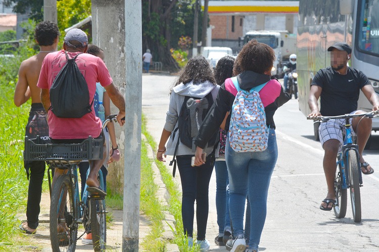 (Foto: Henrique Pinheiro)Um ciclista de 34 anos sentiu-se mal quando pedalava no início da manhã desta terça-feira, 12, pela margem do Rio Bengalas, desequilibrou-se e caiu no leito a uma altura de cinco metros. O acidente aconteceu em um trecho de calçada estreita na Avenida Governador Roberto Silveira, no distrito de Conselheiro Paulino. Por sorte uma equipe da concessionária de energia elétrica Energisa passava pelo local e acionou o Corpo de Bombeiros. O ciclista sofreu ferimentos leves e foi conduzido para o setor de urgência do Hospital Municipal Raul Sertã em uma ambulância da corporação militar. Ele foi liberado ainda durante a manhã.  Ao telejornal RJ-TV, da Rede InterTV, o ciclista contou que saíra de casa sem se alimentar e pedalava em direção a um local onde costumam se concentrar alguns caminhoneiros a fim de tentar conseguir um serviço como “chapa”, que é o trabalhador que ajuda a descarregar caminhões. O acidente aconteceu por volta das 5h30 e chamou atenção, mais uma vez, para o perigo que cic