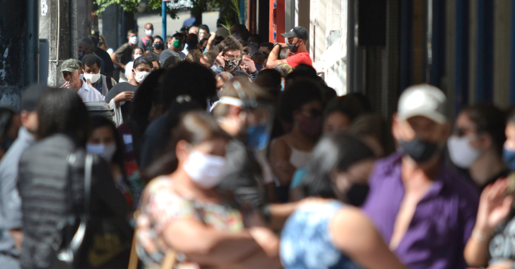 Rua lotada de gente em plena pandemia (Foto: Henrique Pinheiro)