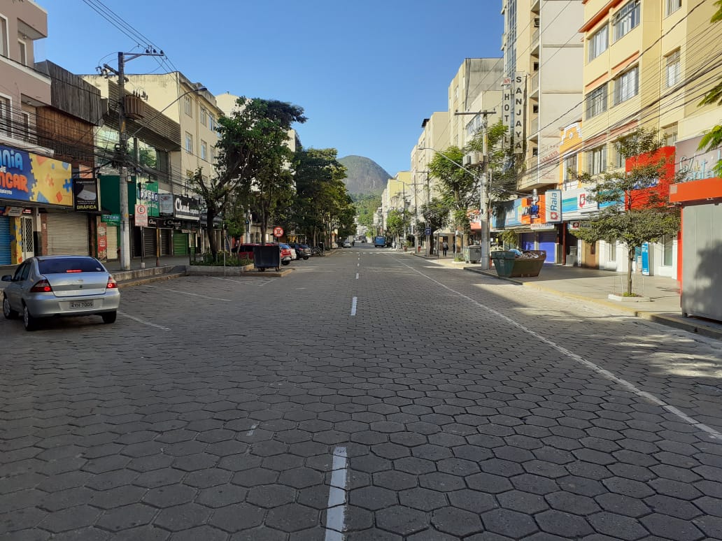 A Avenida Alberto Braune completamente vazia às 8h desta segunda (Fotos: Adriana Oliveira)