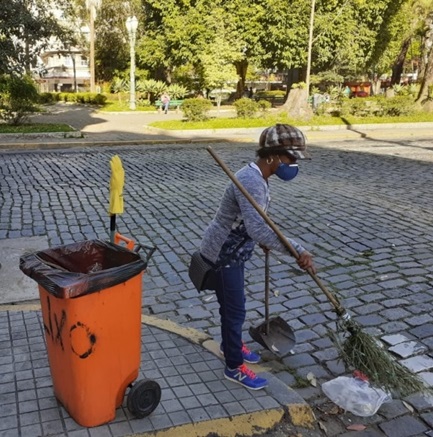 Limpeza de rua com equipamentos de proteção (Arquivo AVS)