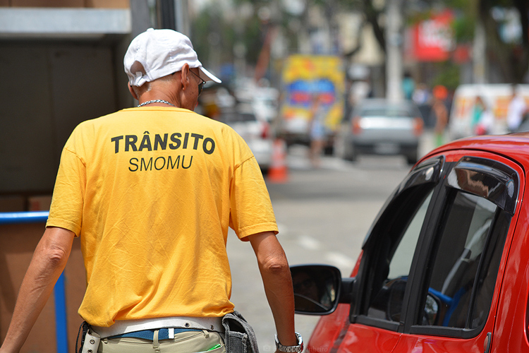 Agente de trânsito em ação em Nova Friburgo (Foto: Henrique Pinheiro)