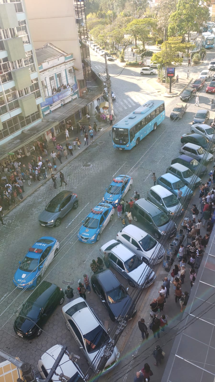 Carros da PM na Alberto Braune (Foto de leitor)