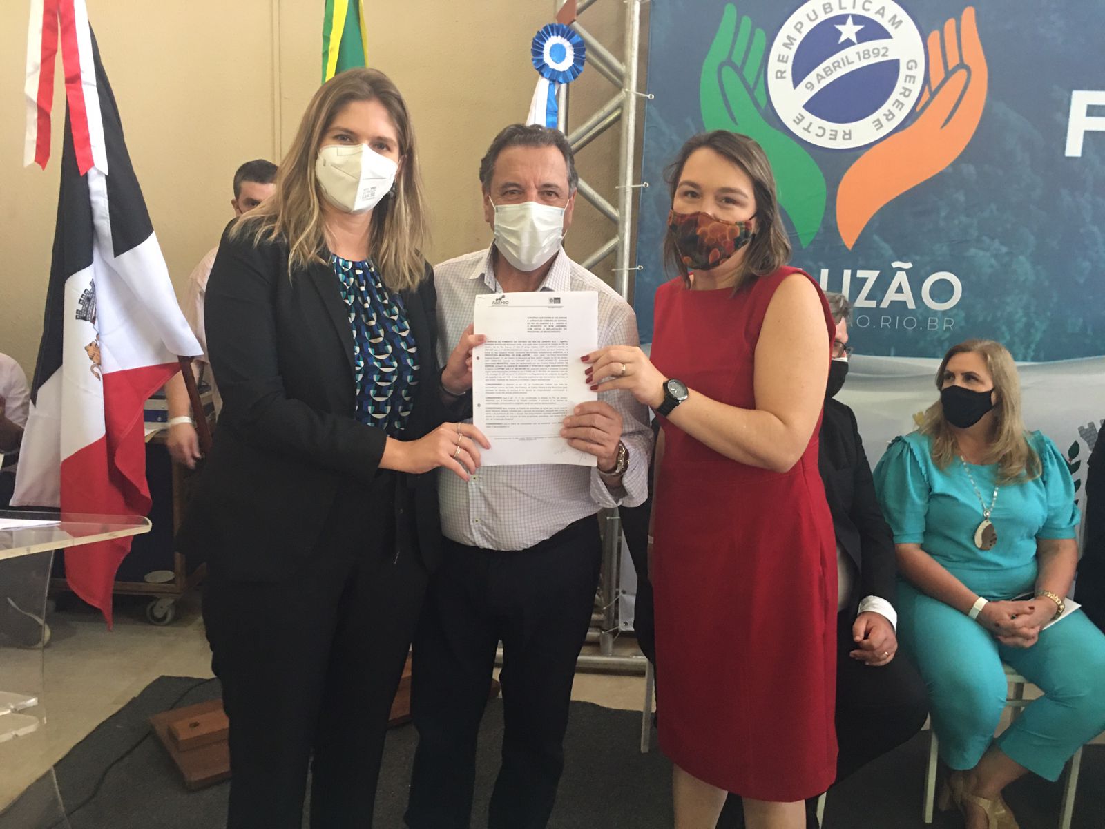 A diretora de Operações da AgeRio, Tatiana Oliver, o prefeito de Bom Jardim, Paulo Barros, e a vice-prefeita Simone Capoze na assinatura do convênio (Divulgação)