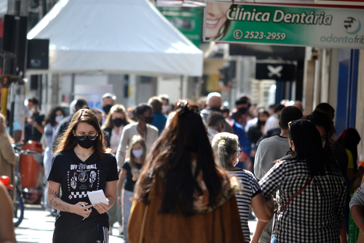 Movimento nas ruas da cidade em plena pandemia (Foto: Henrique Pinheiro)