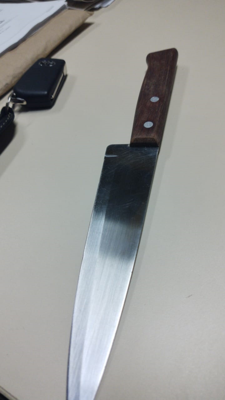 A faca apreendida com o acusado (Foto: Deam)