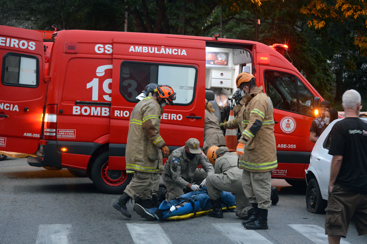 Homem morre ao chocar-se de moto contra árvore no Silveira