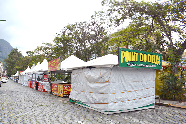 Barracas de comida montadas na Praça Dermeval Barbosa (Foto: Henrique Pinheiro)