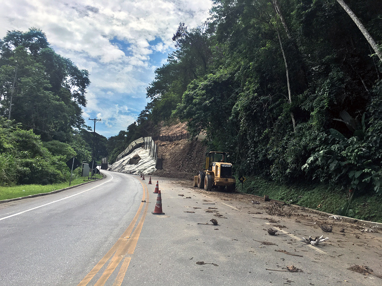 A barreira no Km 53 quando  deslizou, em 2019 (Arquivo AVS)
