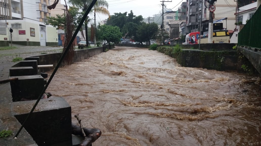 O Rio Bengalas se enche em um dos últimos temporais em Friburgo (Arquivo AVS)