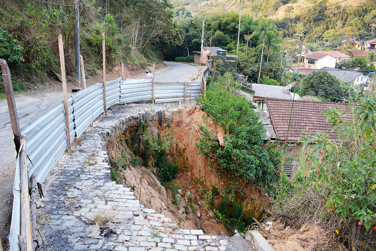 A cratera na estrada Velha de Amparo (Foto: Henrique Pinheiro)