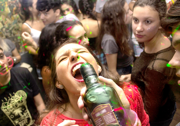 Pandemia, quarentena e isolamento social aumentaram consumo de álcool