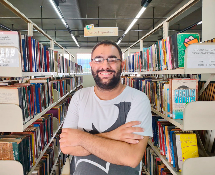 O bibliotecário Hiago Torres