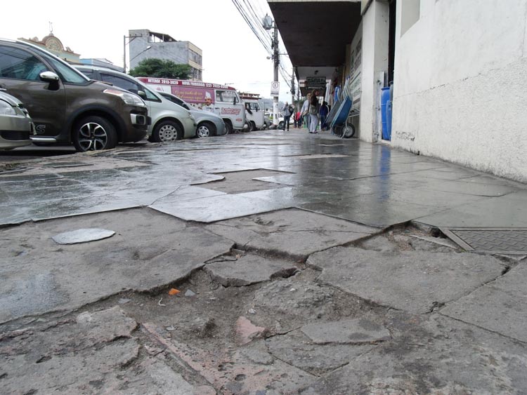 Exemplo de calçada em Friburgo, com muitos buracos e desníveis (Arquivo AVS/ Henrique Pinheiro)