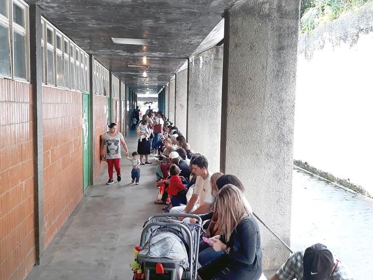 A fila de vacinação no posto do Suspiro na última sexta (Foto: Henrique Pinheiro)