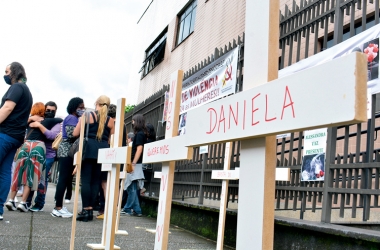 O protesto com cruzes e nomes de vítimas de feminicídio na porta do Fórum (Fotos de Henrique Pinheiro e Lucas Barros)