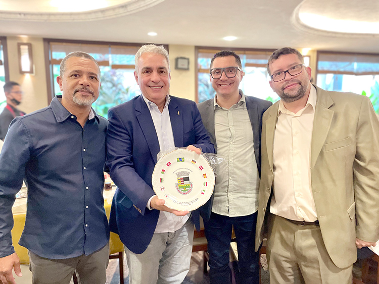 Ceciliano presenteado com um prato com o brasão de Nova Friburgo, entre Serginho, Johnny e Pierre (Foto: Anderson Coutinho)