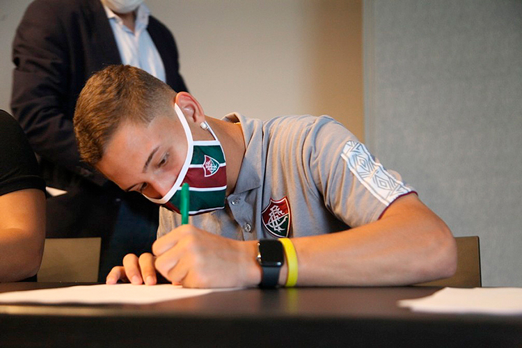  Assinatura do primeiro contrato profissional, em março de 2021, foi um dos momentos marcantes na carreira (Divulgação Fluminense)