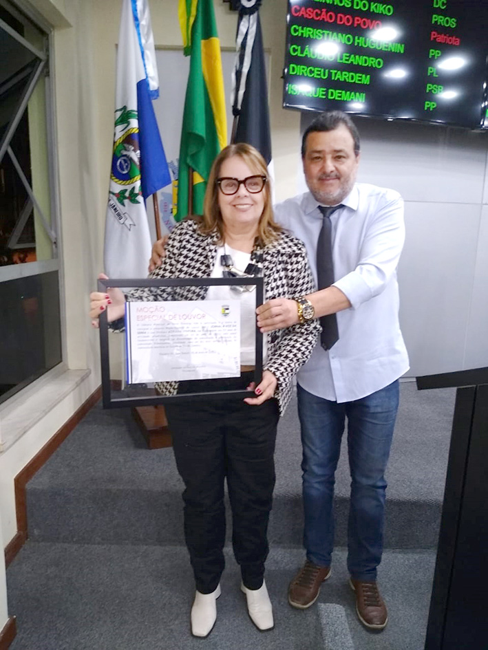 Adriana Ventura com o prêmio, tendo ao lado o vereador Wellington Moreira 