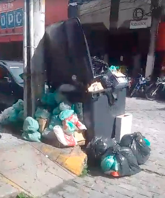 Lixo em excesso em rua do Centro é motivo de reclamação