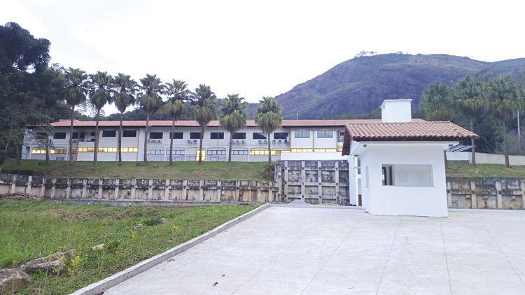  Isaque Demani: hospital já está apto para receber os equipamentos de saúde  (Foto: Henrique Pinheiro)
