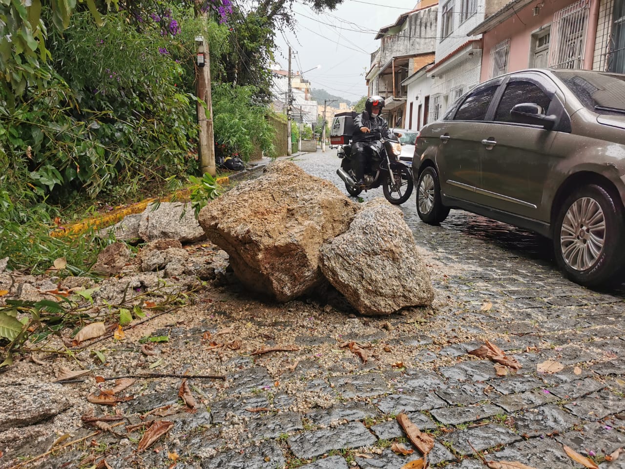 Pedras que rolaram de um encosta na Rua Arnaldo Bittencourt (Fotos: Carlos Mafort)