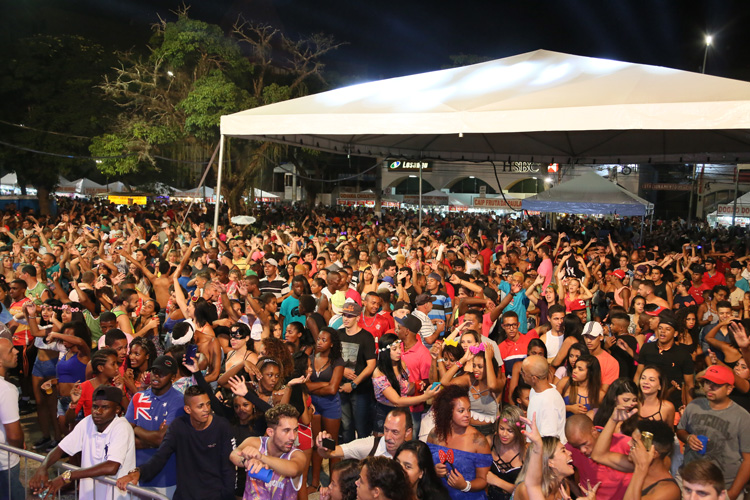 Carnaval na Praça Dermeval em anos anteriores (Arquivo AVS)