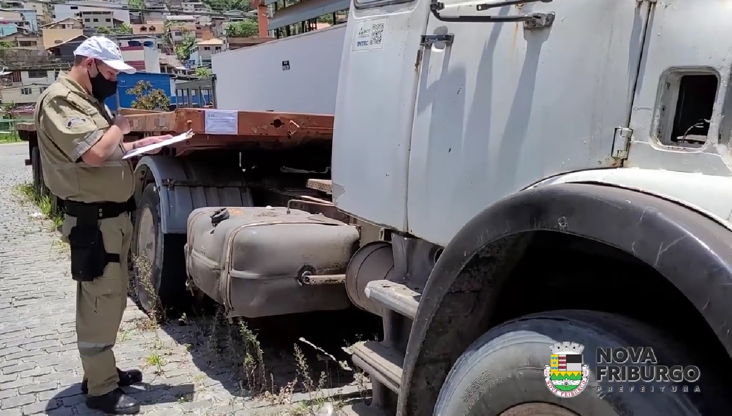 Um agente de trânsito junto à carreta abandonada no Jardim Ouro Preto (Reprodução de vídeo da PMNF)
