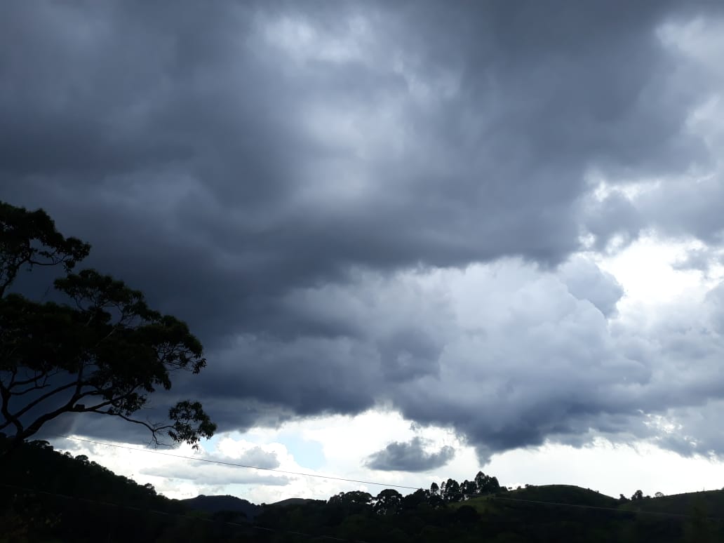 Nuvem de chuva na semana passada (Foto: Luiz Claudio Rosa)
