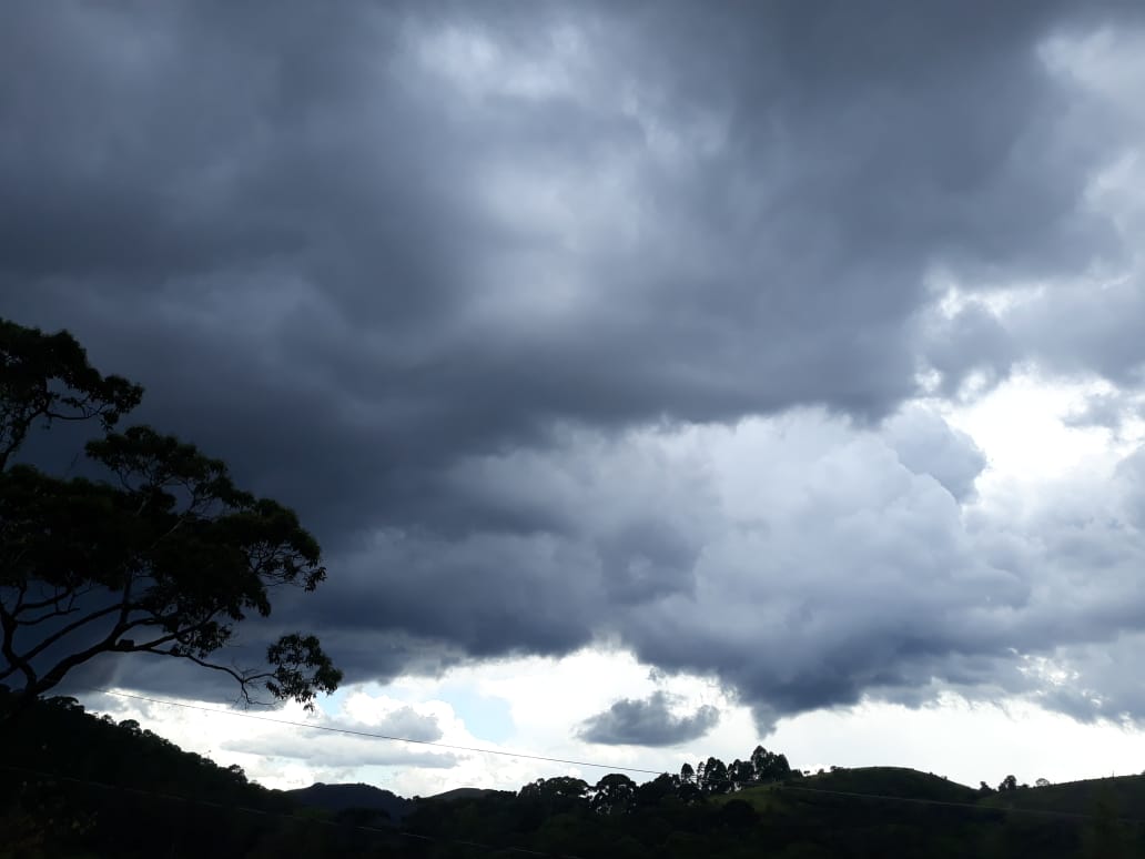 Sexta ainda chove, mas tempo deve abrir no domingo