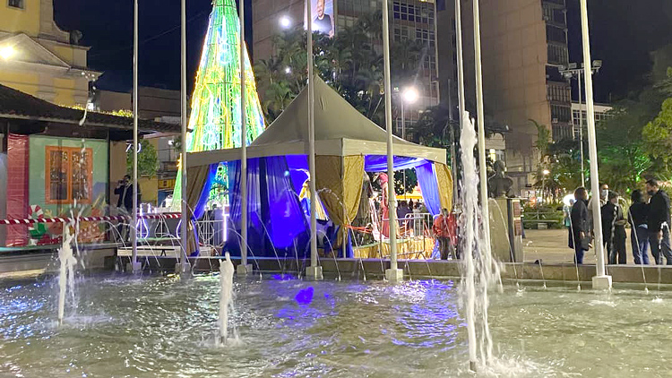 O chafariz da praça religado para a festa de réveillon (Foto: Henrique Pinheiro)