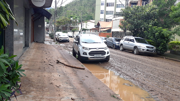 Rua próxima do Suspiro amanheceu coberta de lama nesta segunda (Foto: Deise Silva)