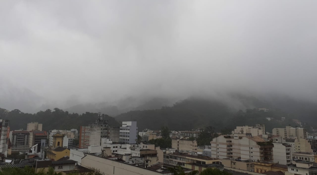 O Centro de Friburgo sob um manto de nuvens e chuva neste sábado (Foto: Adriana Oliveira)