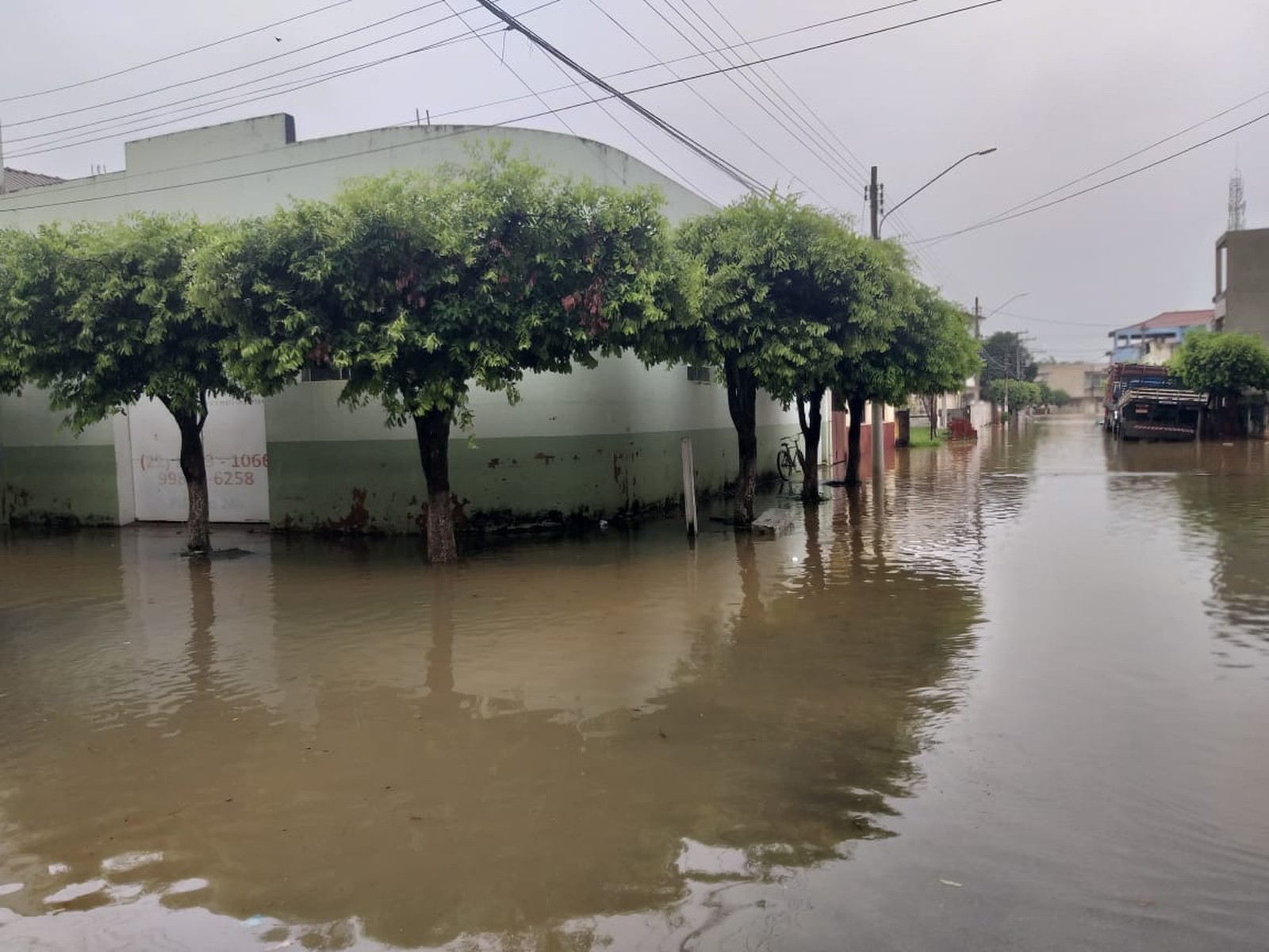 Ruas inundadas em Itaperuna (Foto: G1)