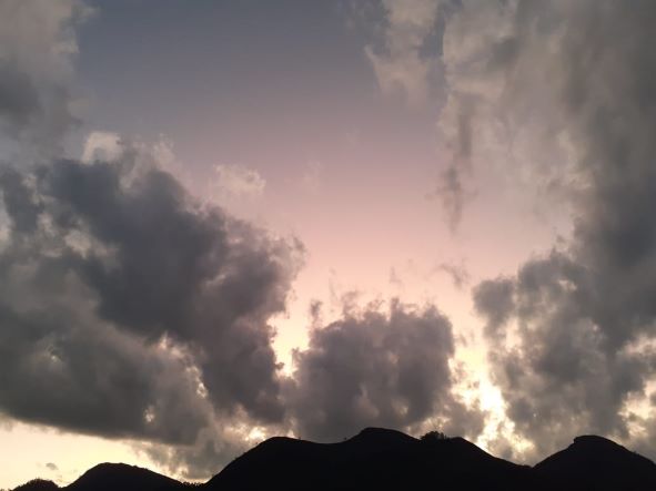 O céu de Friburgo no fim de tarde desta terça (Foto: Adriana Olveira)