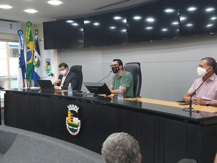 Johnny Maycon, tendo ao lado Pierre, na coletiva na Câmara (Foto: Guilherme Alt)