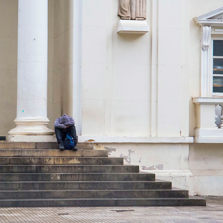 Homem nas escadarias do antigo Fórum, durante a quarentena (Foto: Henrique Pinheiro/ AVS)