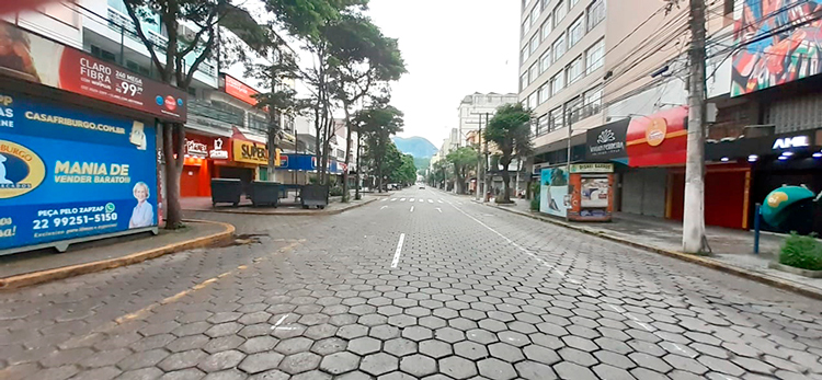 A Avenida Alberto Braune completamente vazia na manhã do dia de Natal (Foto: Fernando Moreira)
