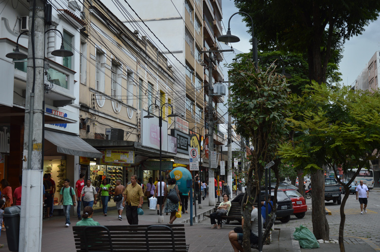 Movimento de comércio na Av. Alberto Braune (Arquivo AVS)