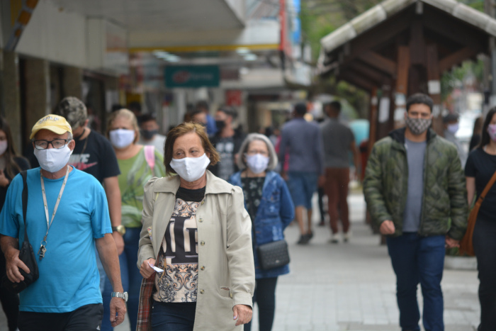 Friburguenses na rua em plena pandemia (Foto: Henrique Pinheiro)