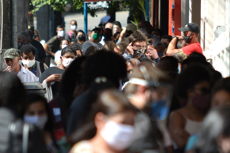 População nas ruas de Friburgo (Foto: Henrique Pinheiro)