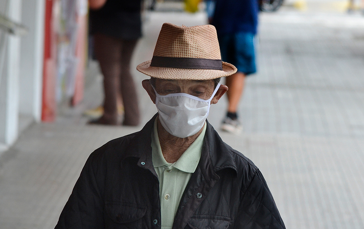 Idoso caminha de máscara pela Av. Alberto Braune: grupo de risco (Foto: Henrique Pinheiro)
