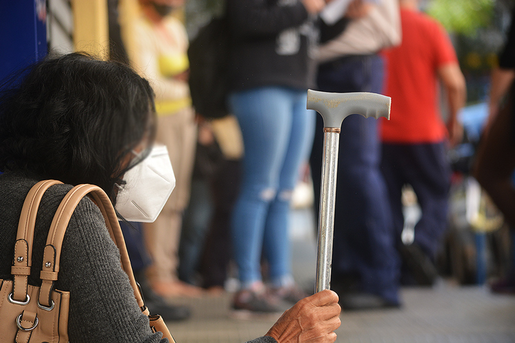 Mulher de máscara em Nova Friburgo (Foto: Henrique Pinheiro)