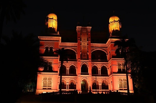 O Castelo Mourisco da Fiocruz iluminado de laranja pelo Dia Mundial da Segurança do Paciente (Foto: Peter Lliciev)