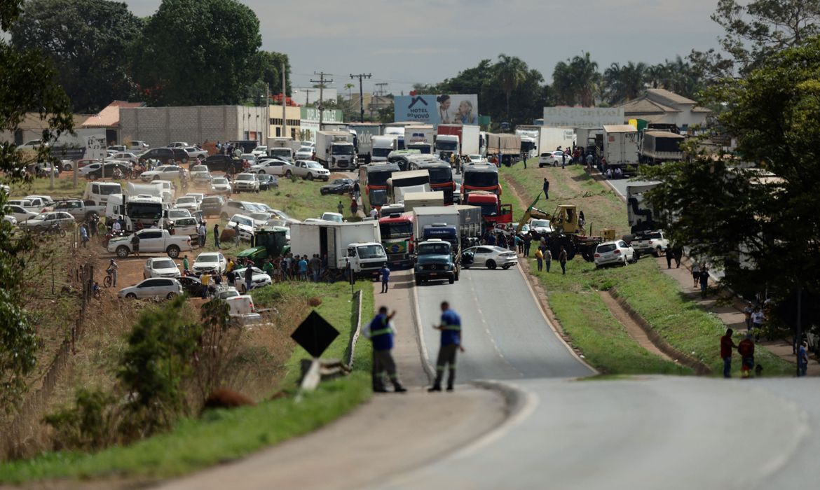 Vários trechos de rodovias federais foram interrompidos desde segunda-feira. Liberação ocorreu após intervenções policiais (Foto: Ueslei Marcelino/Agência Reuters)