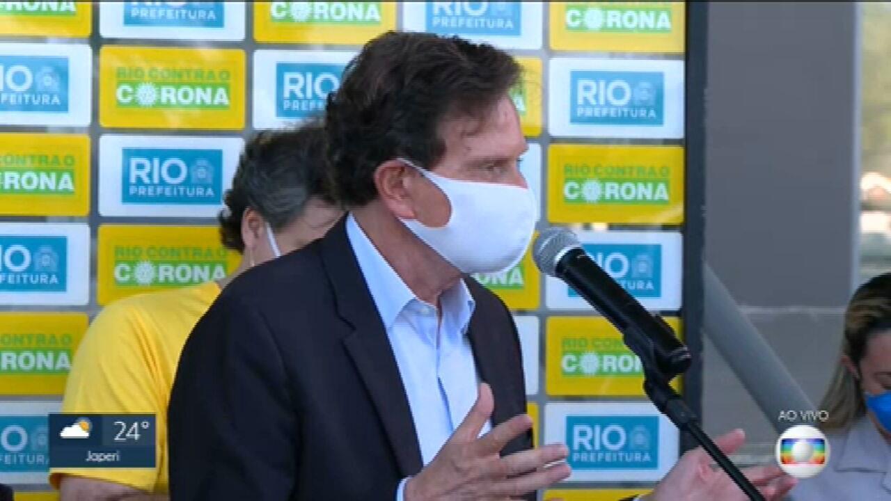 O prefeito Marcelo Crivella dá entrevista de máscara (Reprodução da web/ TV Globo)