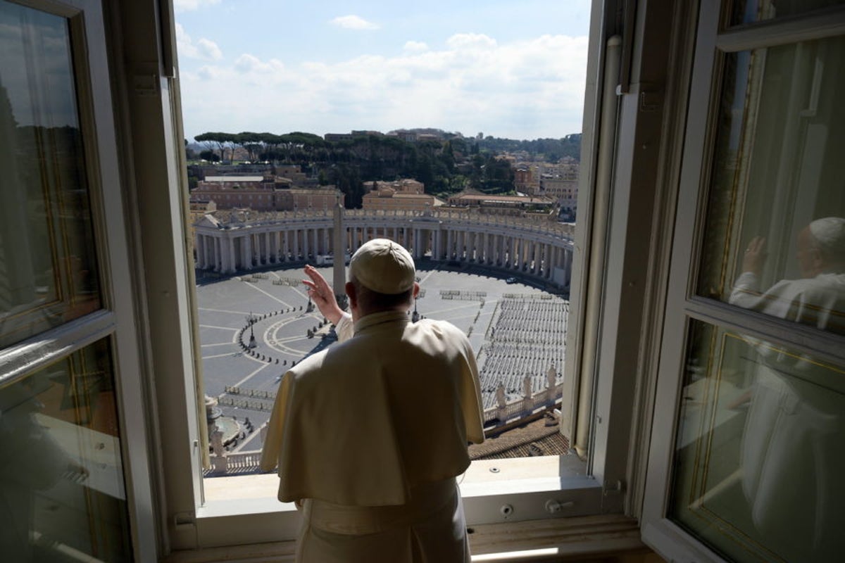 O Papa Francisco abençoa fiéis ausentes da Praça São Pedro devido à quarentena (Reprodução da web)