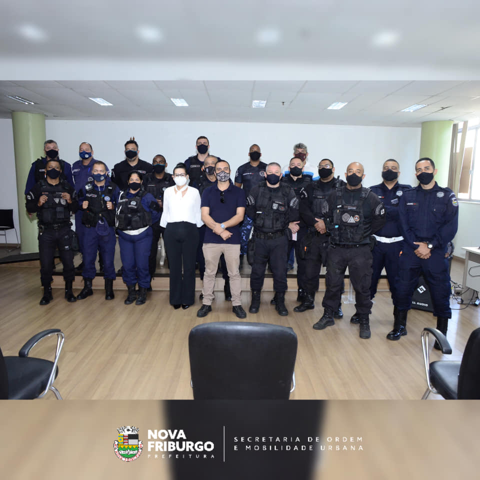 O titular da Smomu posa com guardas municipais de Friburgo no curso de capacitação em Niterói nesta terça (Foto: página oficial da Smomu)